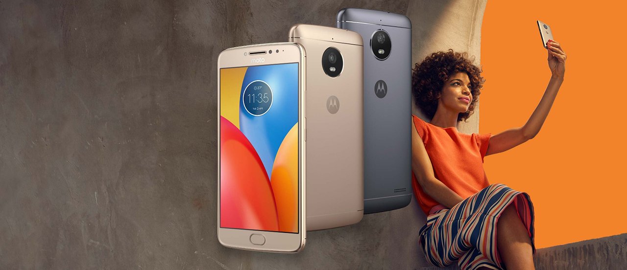 девушка держит в руке новую модель телефона Motorola, смартфон представлен в разных цветах