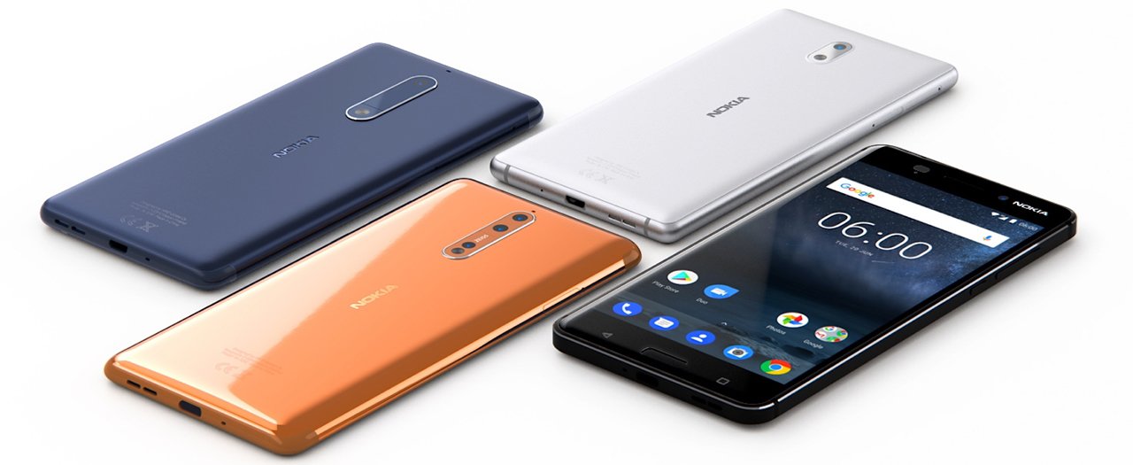 телефоны Nokia в белом, синем, черном и оранжевом цвете на столе